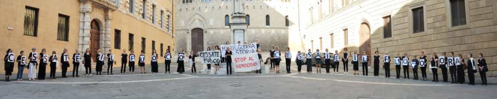 Flash mob contro le guerre: a Siena la scritta raddoppia
