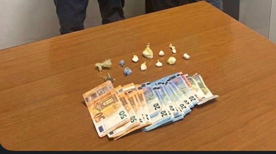 Siena, fuga rocambolesca in viale Cavour: fermato 35enne con 12 dosi di droga