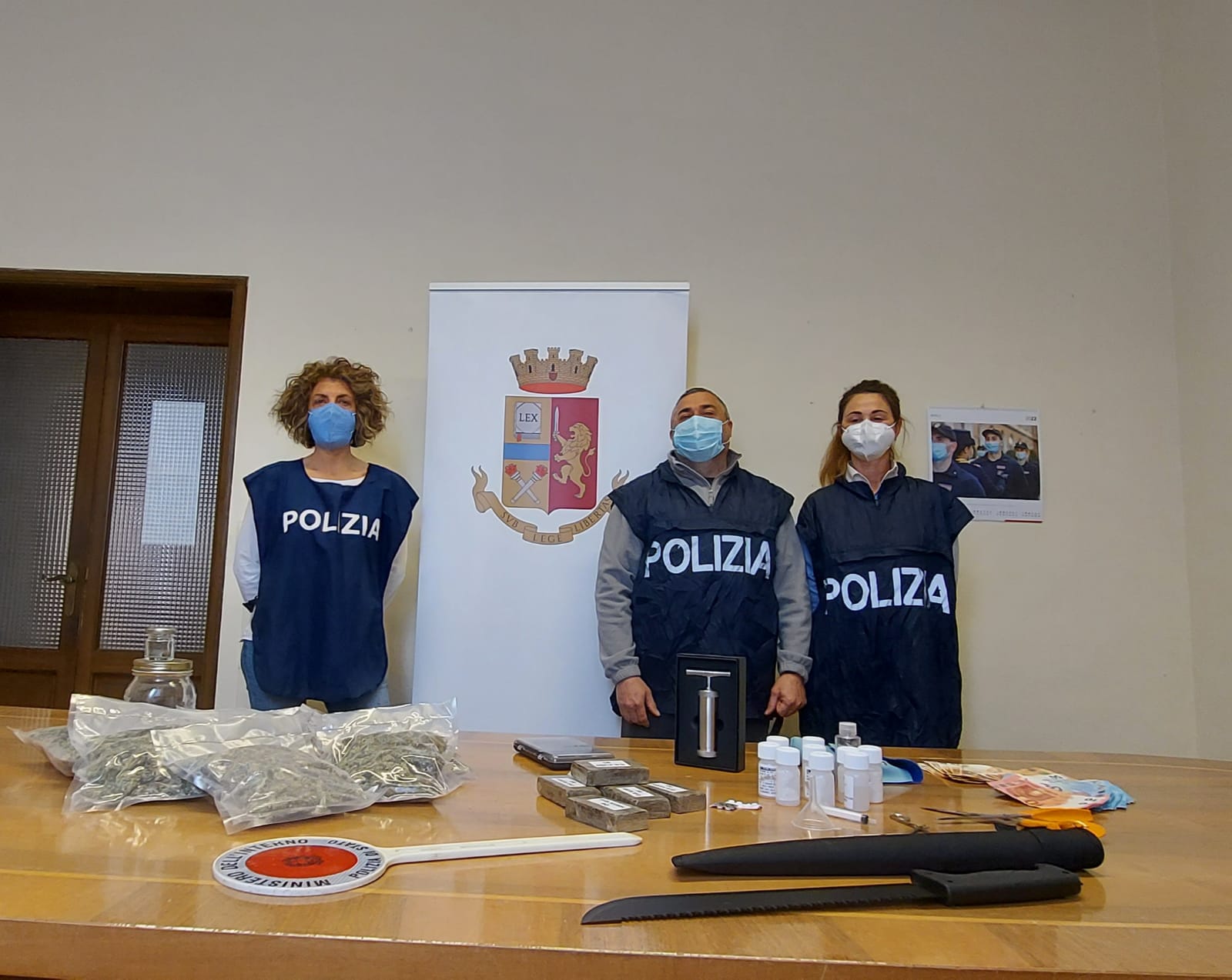 Fabbrica di droga scoperta in provincia di Siena: 24enne senese nei guai e 1,4 kg di stupefacente sequestrati (le foto)
