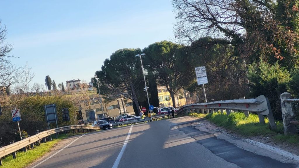 Grave motociclista investito alla rotonda di Drove, ferita la compagna