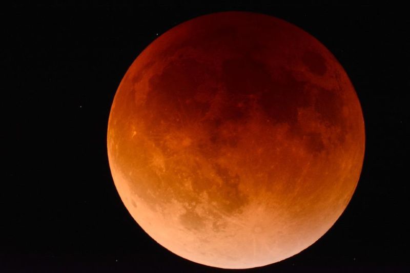 7 settembre, eclissi totale di Luna: quando e come vederla 