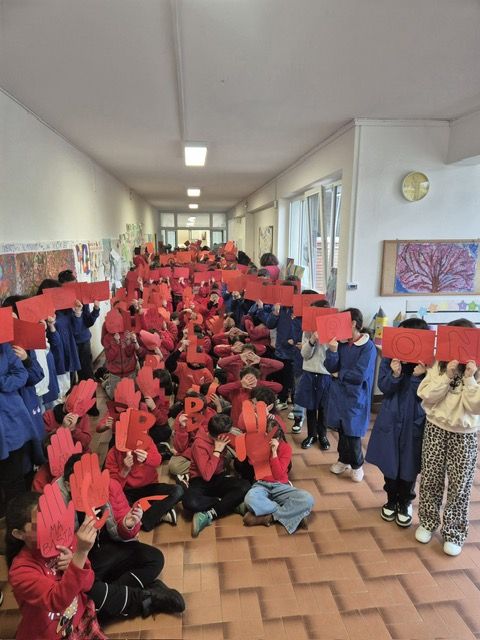 Un fiume rosso contro il bullismo: il flash mob della scuola Primaria Pieraccini