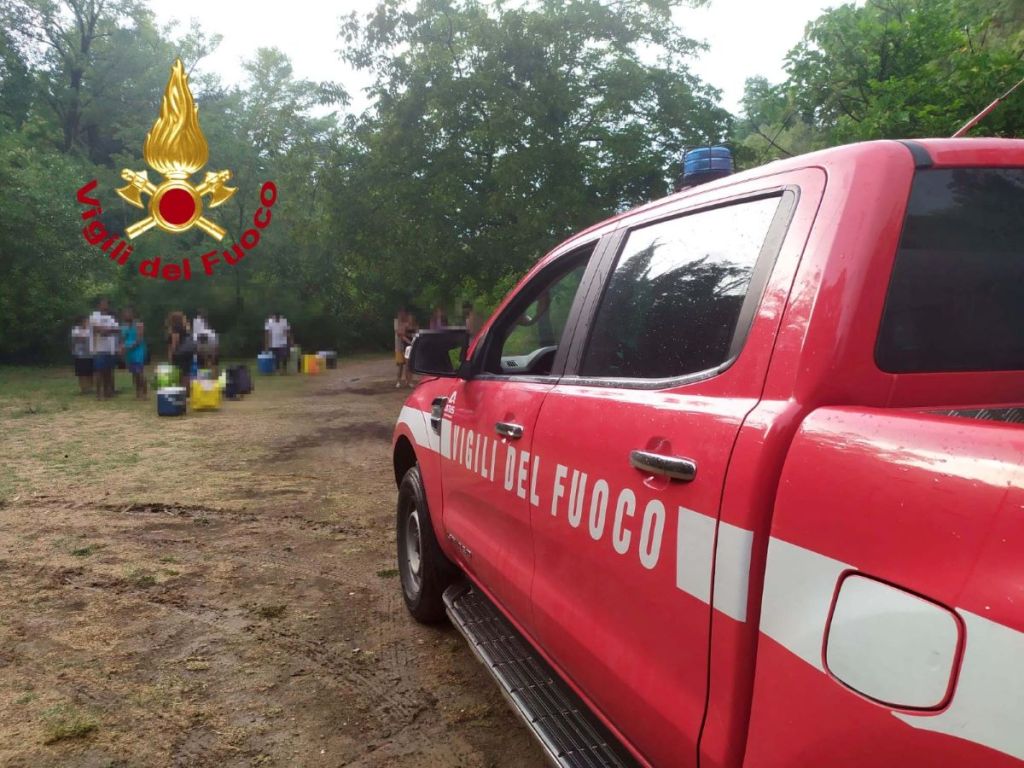 Paura sull'Elsa, una ventina di persone salvate dai vigili del fuoco