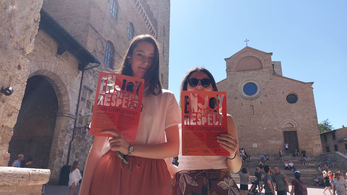 Campagna di sensibilizzazione per rispettare San Gimignano: coinvolti abitanti e turisti