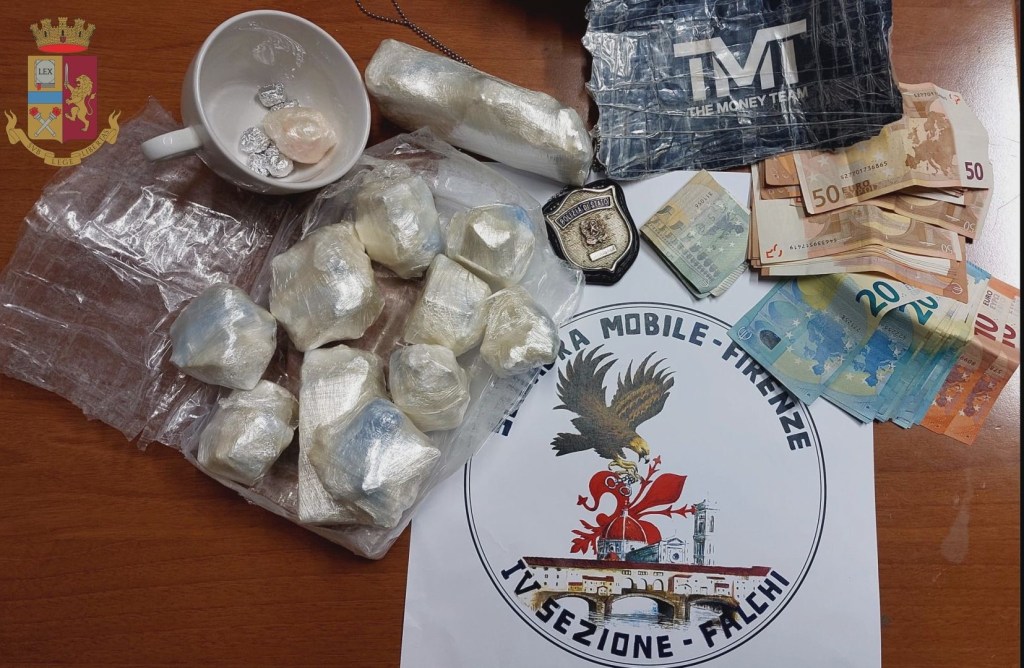 Camera di una struttura ricettiva come base per lo stoccaggio della droga: arrestato dalla Polizia