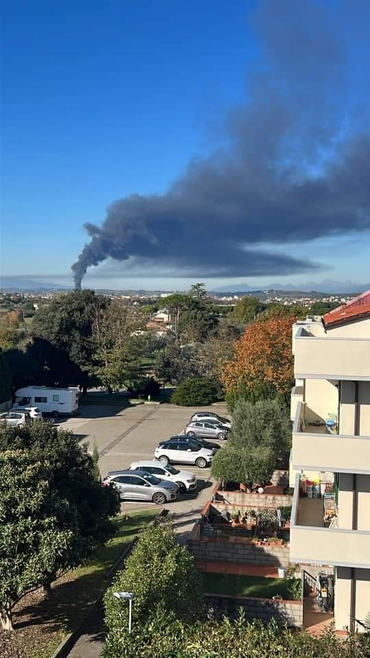 Incendio in fabbrica a Empoli: paura per la nube di fumo