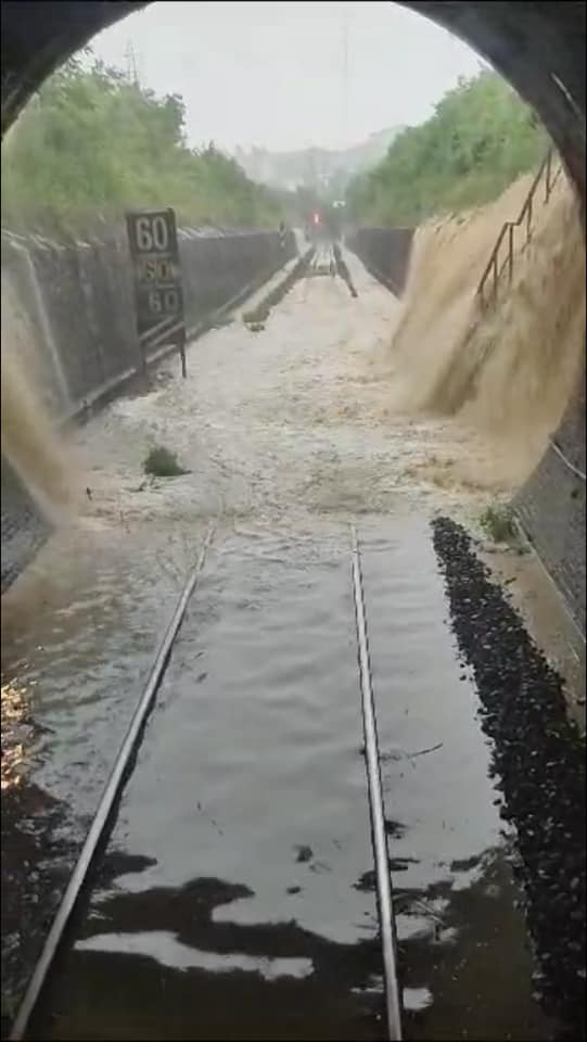 Nubifragio su Siena, strade allagate. Interrotta la linea ferroviaria per Empoli
