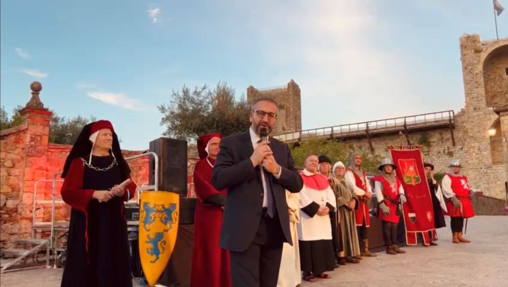 Domani “Monteriggioni di torri si corona”. Si inizia con il banchetto medievale