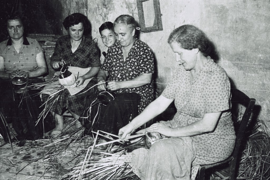 Castelfiorentino, le  fiascaie, il duro lavoro a domicilio delle donne in Valdelsa