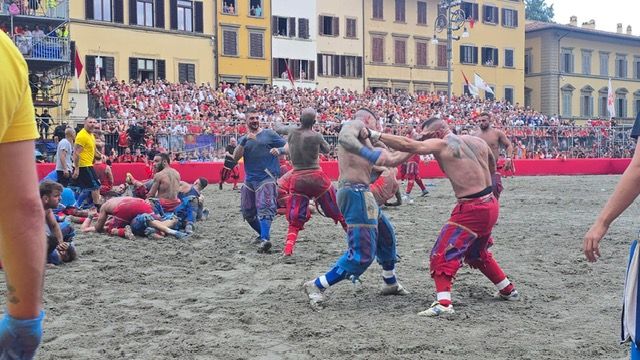 Firenze nel piatto: viaggio goloso nei 4 colori del Calcio Storico