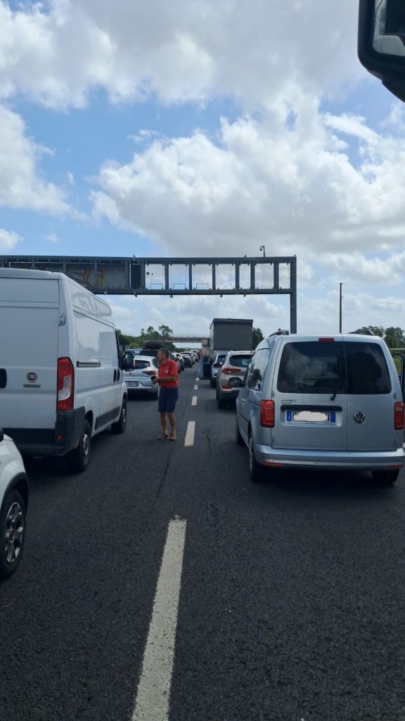 Incidente sulla FiPiLi con 5 auto e un camion coinvolti: traffico bloccato e caos