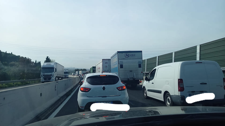 Caos sulla FiPiLi: camion in avaria blocca il traffico