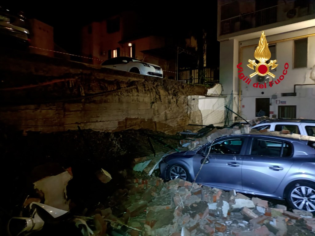 Firenze, crolla un muro. Auto e ciclomotori danneggiati