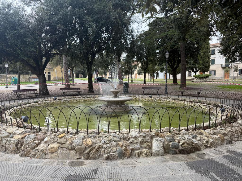 San Casciano, luci colorate e giochi d’acqua: ecco la nuova vita della fontana storica del Piazzone