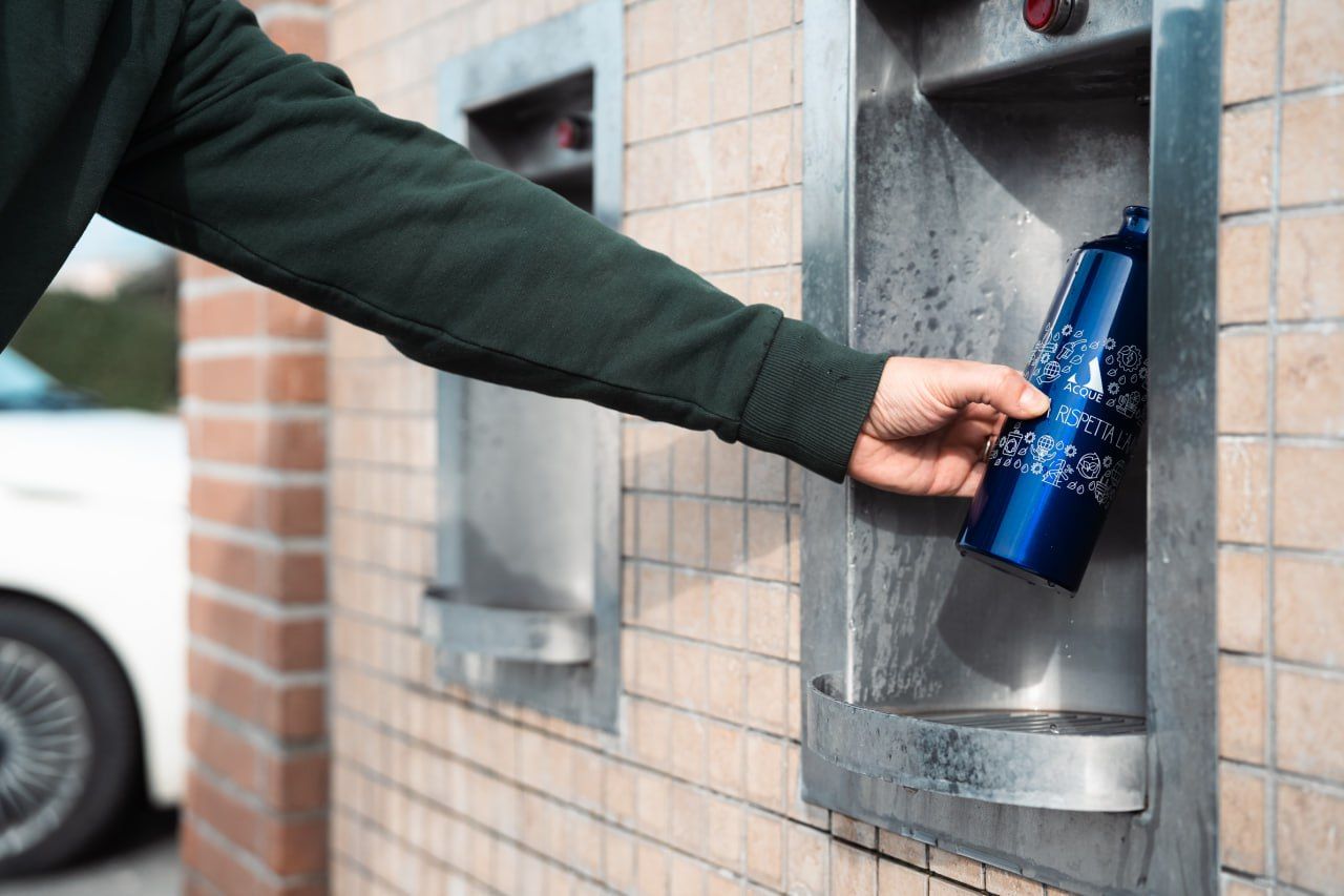 Poggibonsi e San Gimignano: i fontanelli di Acque risparmiano 27 tonnellate di plastica nel 2025