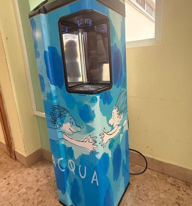 L&rsquo;arte di Sergio Staino veste i fontanelli di Greve in Chianti: acqua pubblica e sostenibilit&agrave; a scuola e negli uffici
