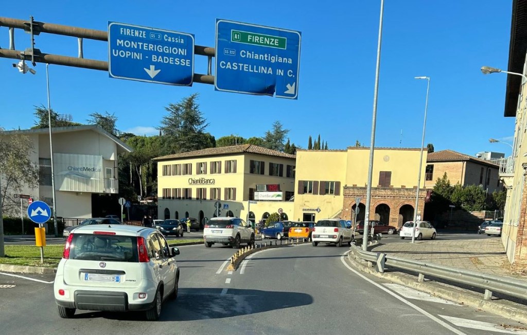 Si schianta contro un palo a Fontebecci, ripercussioni sull'uscita Siena Nord