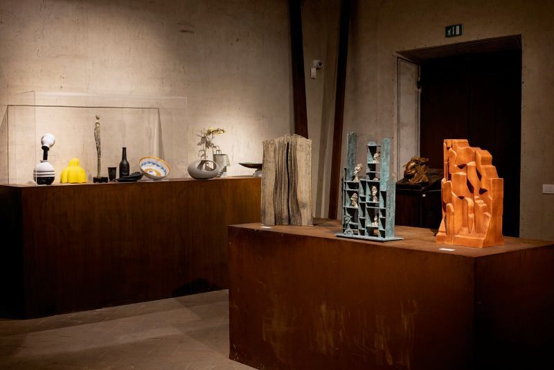 La ceramica si fa arte: la raccolta di ceramica della Nobile Contrada del Nicchio incanta a Forme nel Verde 2025