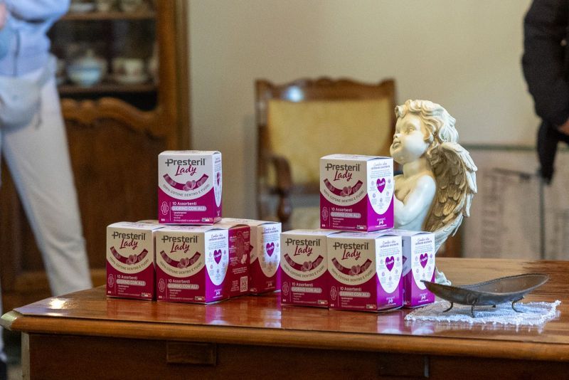  Empoli, "Il ciclo non &egrave; un lusso", consegnati 15mila assorbenti nelle scuole