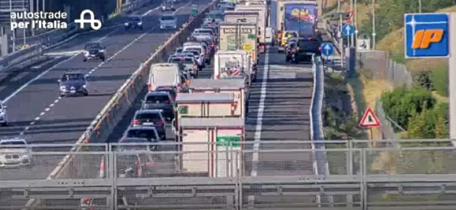 Incidente sull'A1 tra Valdarno e Monte San Savino: camion e tre auto coinvolti, 7 chilometri di coda verso Roma