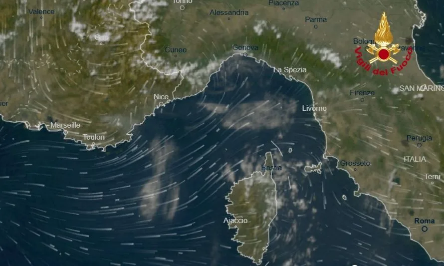 Odore di bruciato nell’aria: i vigili del fuoco spiegano, i fumi arrivano dagli incendi in Francia