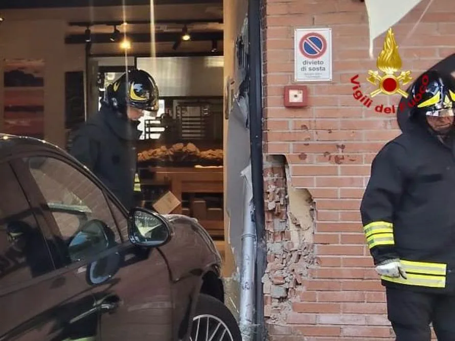 Punta Ala, auto fuori controllo finisce contro la vetrina di un