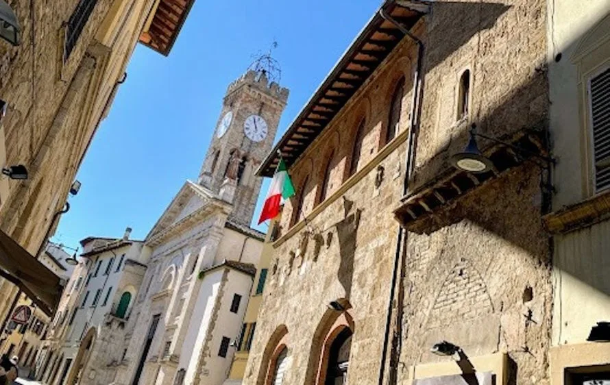Poggibonsi, apre un nuovo negozio di artigianato nel centro storico: inaugurata anche la seconda vetrina d'autore di James Vega