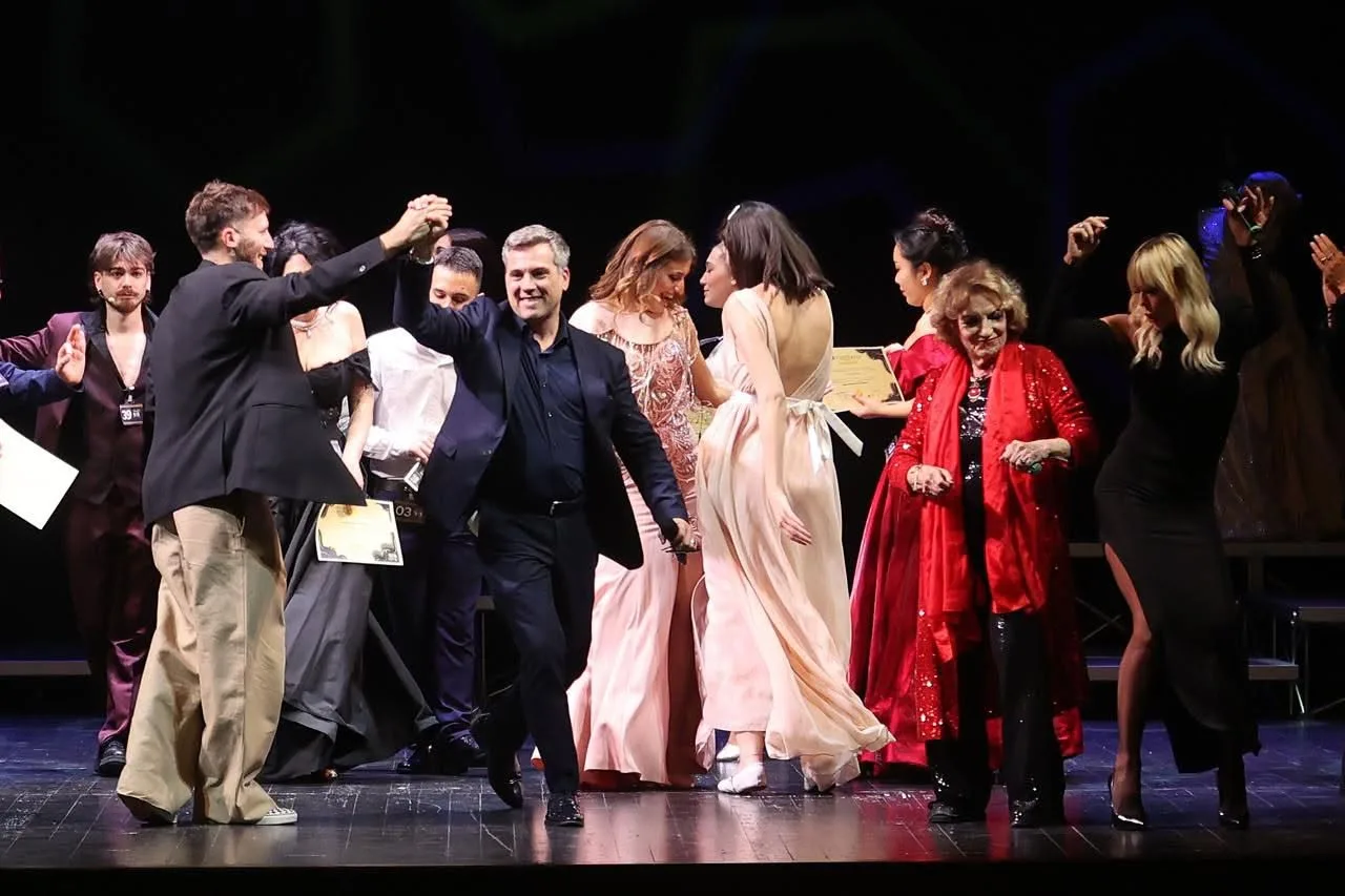 “Sboccia l’Estate”, ultime due serate in piazza Jacopo della Quercia  Protagonisti i talenti di “Stelle in Corsa” e Paolo Conticini
