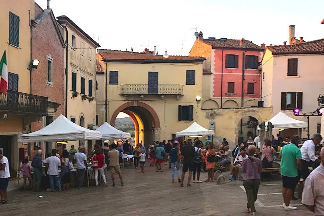 Calici di Stelle torna a illuminare il centro storico di Rapolano Terme