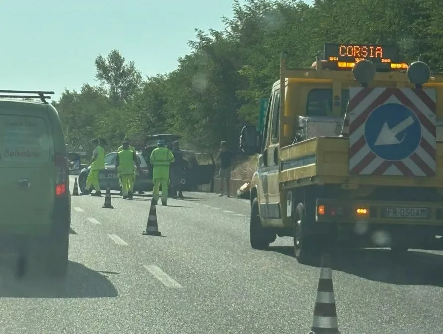 Auto prende fuoco sulla Siena-Firenze: traffico in tilt verso Siena