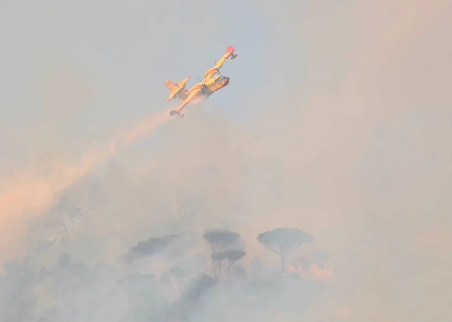Violento Incendio boschivo sull'Amiata, in azione vigili del fuoco, elicotteri e un Canadair per proteggere le abitazioni