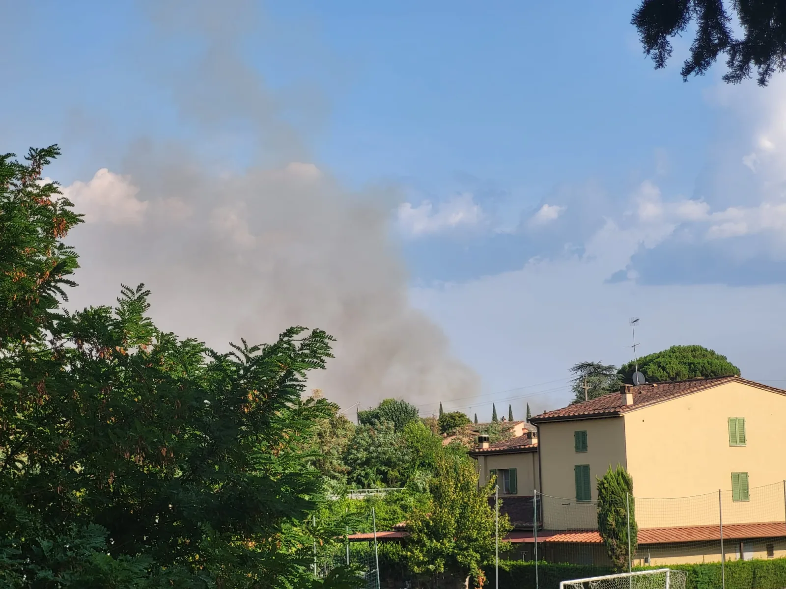 Incendio a Poggibonsi, vasto rogo in località Bernino: intervengono Vigili del Fuoco e Pegaso