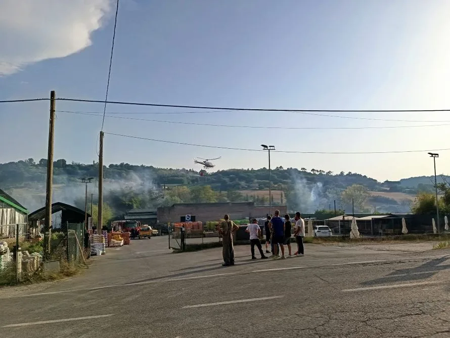 Incendio al Bernino, due elicotteri in azione. Paura per una famiglia. Una persona ferita