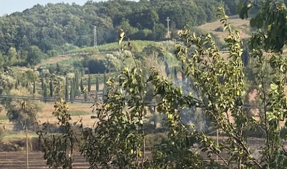 Poggibonsi, l'incendio del Bernino è domato: famiglie di nuovo a casa, un volontario ferito