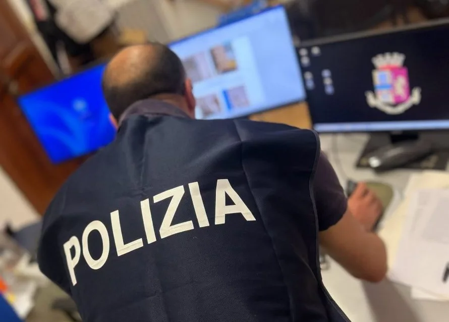 Scritte di minaccia contro Meloni e polizia a Siena: denunciato un 24enne