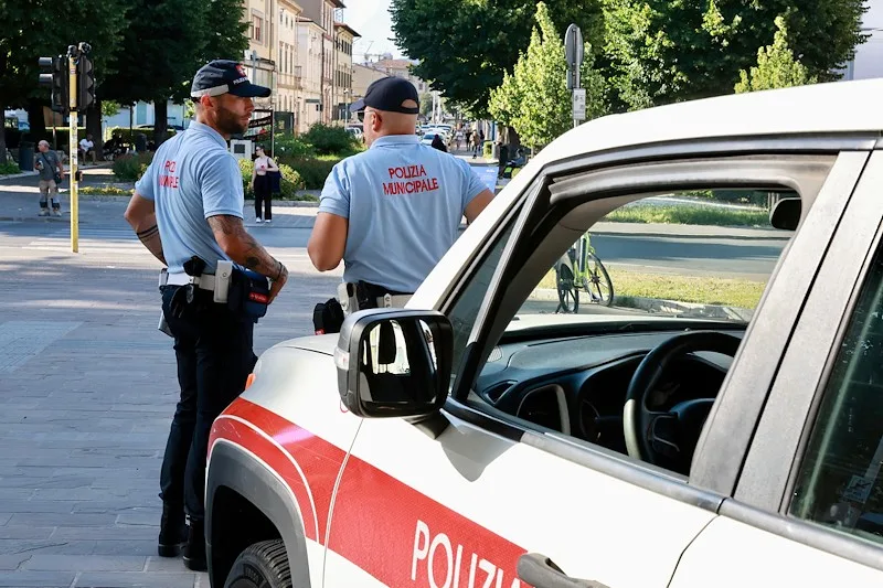 Vende bigiotteria abusivamente al mercato di Serravalle, multa da 5.000 euro e sequestro di 400 pezzi