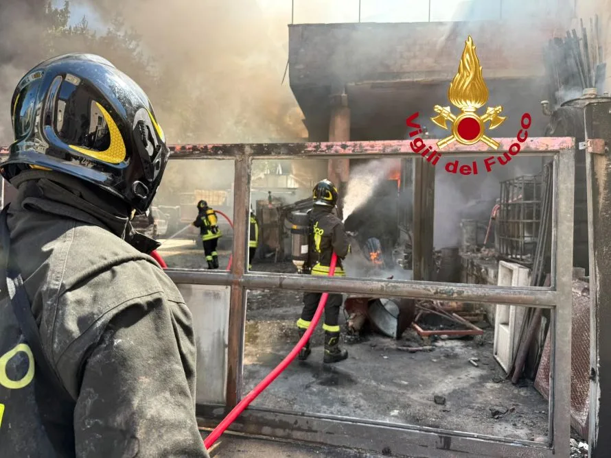 Vinci, incendio in un’officina: coinvolti escavatore, furgone e due cisterne di gasolio. Casa dichiarata inagibile