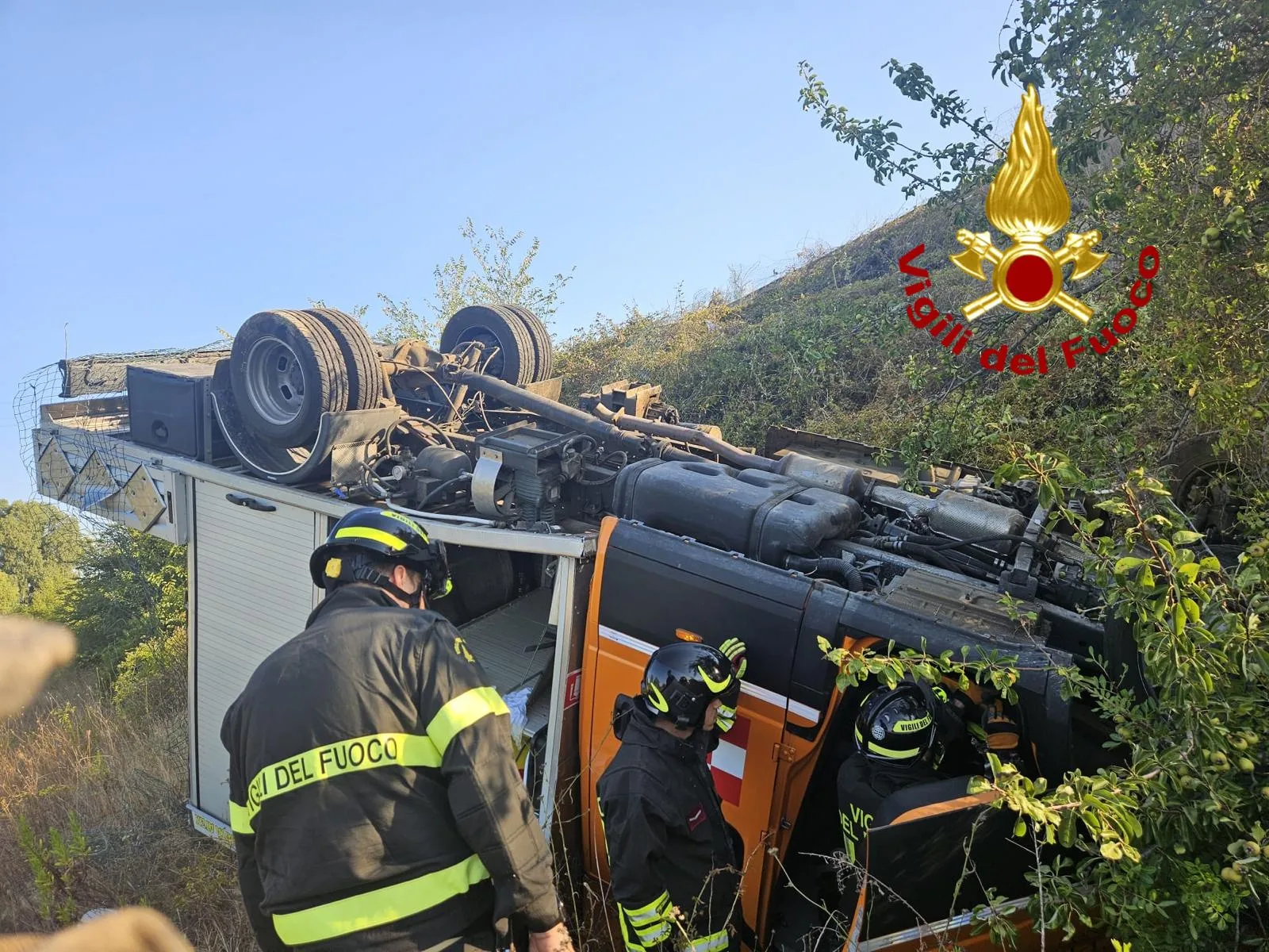 Incidente sull'Aurelia a Gavorrano: furgone vola giù dalla scarpata