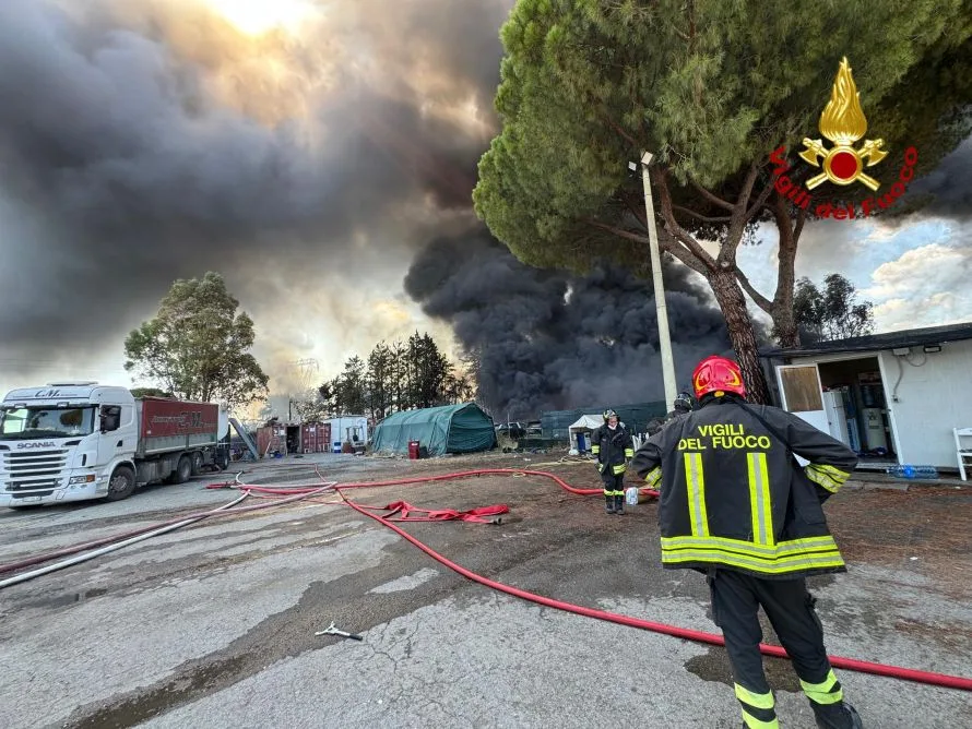 Maxi incendio a Grosseto, a fuoco il deposito di auto sull’Aurelia Nord: strada chiusa