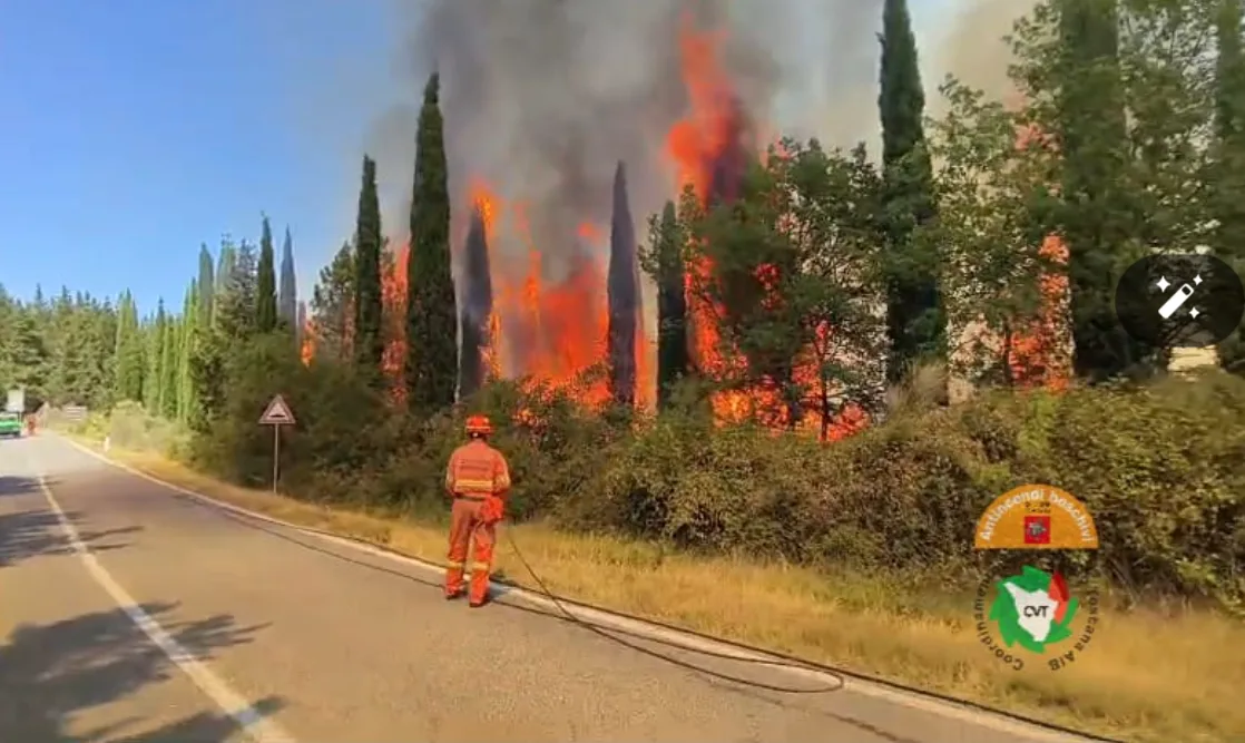 Vastissimo incendio tra Barberino Tavarnelle e Castellina in Chianti: chiusa la SP 101