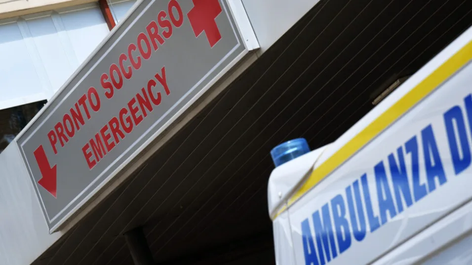 Prato, spara all’arrestato in fuga dal pronto soccorso: agente indagato per tentato omicidio