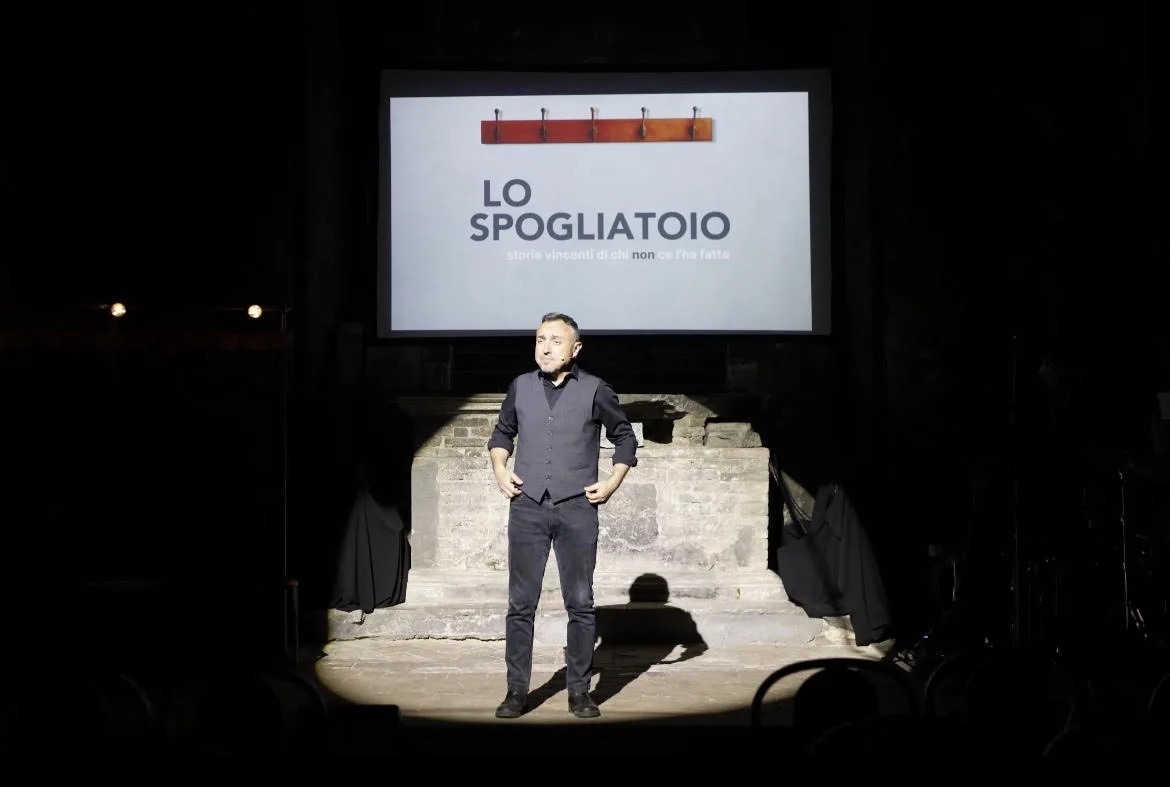 “Lo Spogliatoio – storie vincenti di chi non ce l’ha fatta” entra nella Casa di Reclusione di Volterra: il teatro come racconto di riscatto