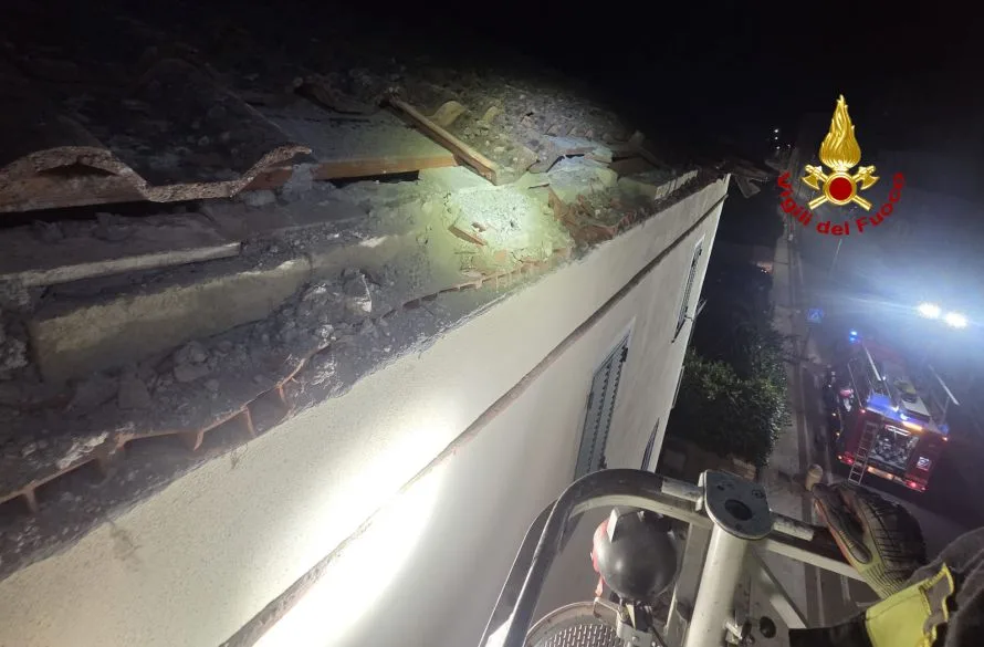 Crolla una porzione di tetto a Rapolano Terme: danni e auto danneggiata