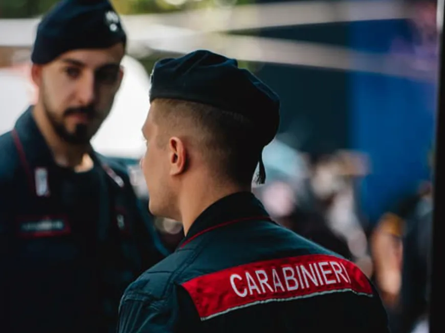 Empoli, scippa lo zaino a un cliente del bar e tenta la fuga: arrestato dai carabinieri
