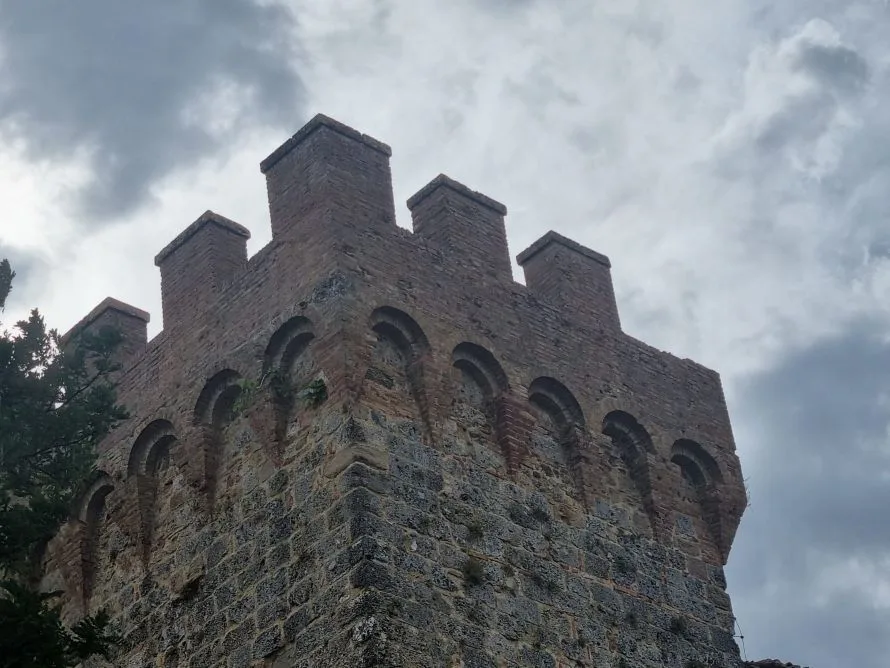 Maltempo a Casole d’Elsa, fulmine colpisce la Rocca: crollano mattoni. Danni al patrimonio storico