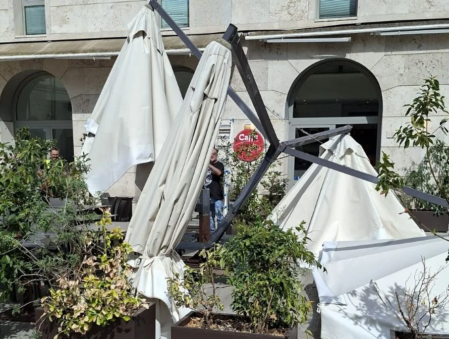 Tromba d’aria a Poggibonsi, danneggiati gli ombrelloni del Caffè del Teatro
