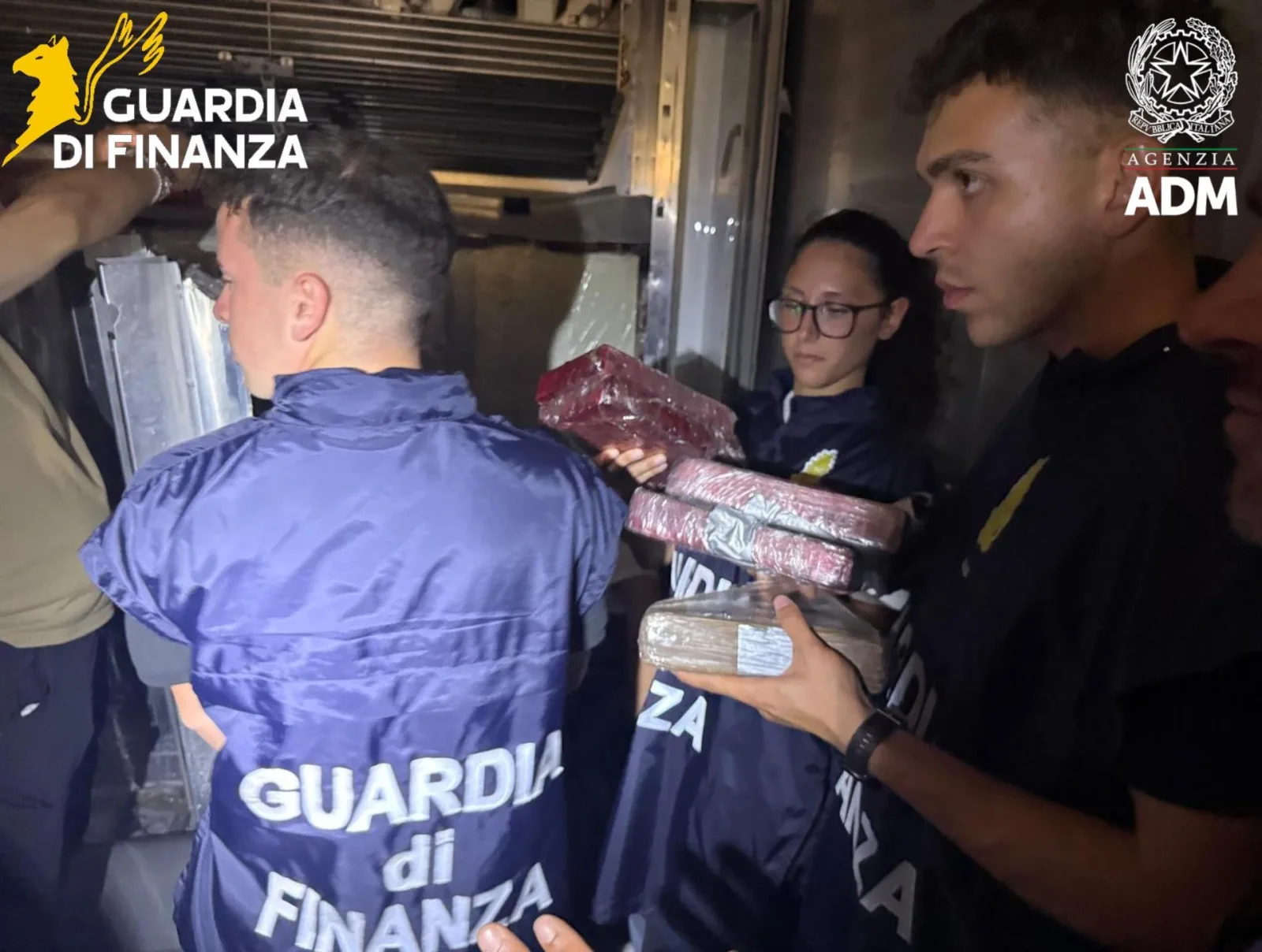 Livorno, maxi sequestro di cocaina al porto: trovati 65 kg tra le banane