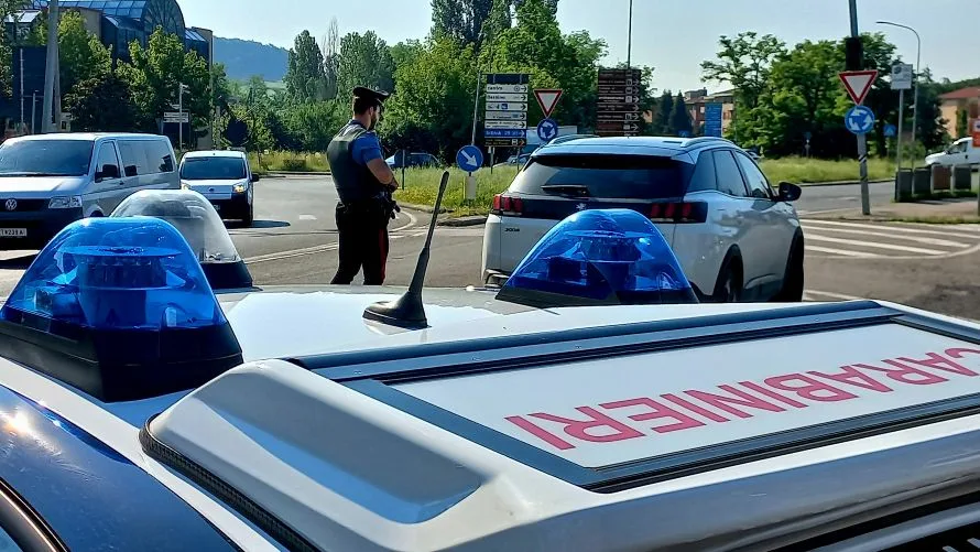 Rapina in piazza Savonarola a Poggibonsi: bloccati e denunciati due giovanissimi