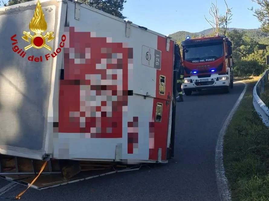 Furgone si ribalta sulla provinciale 162 a Massa Marittima: strada chiusa