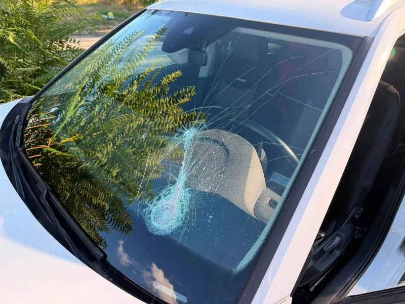 Sasso sul parabrezza mentre viaggia in Autopalio con la famiglia: «Poteva finire molto peggio»